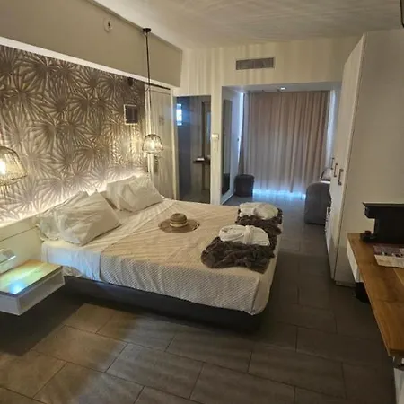 מלון Atlantis Boutique 4*